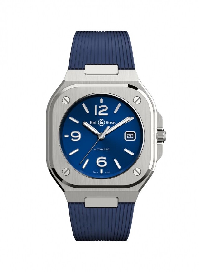 Bell & Ross BR05 Blue Steel 手錶搭載醒目的藍色太陽紋錶盤，鑲貼數字和時標都塗有 Super-LumiNova 夜光材料。