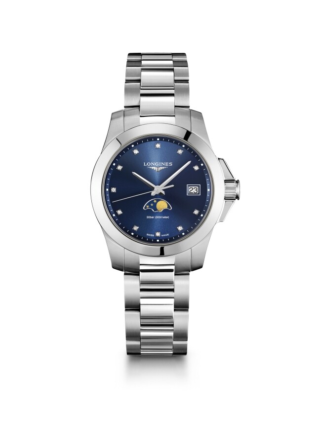 Conquest 手錶採用精鋼鏈帶配以按鈕式三重摺疊安全錶扣，方便日常佩戴。