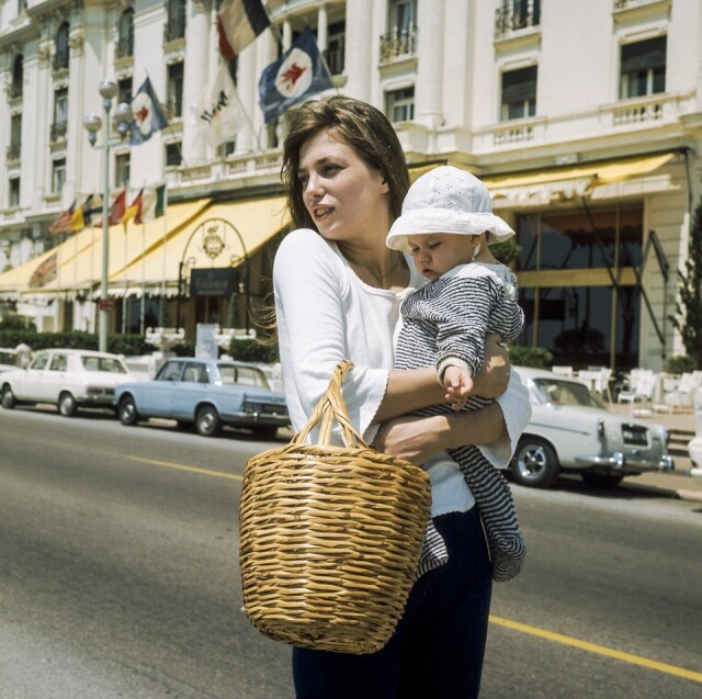 Jane Birkin 拿著草編包 Basket Bag 帶女兒 Charlotte Gainsbourg 外出 Jane Birkin 拿著草編包 Basket Bag 帶女兒 Charlotte Gainsbourg 外出