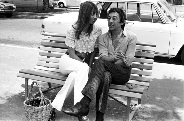 Serge Gainsbourg 與手上拿著的草籃的 Jane Birkin