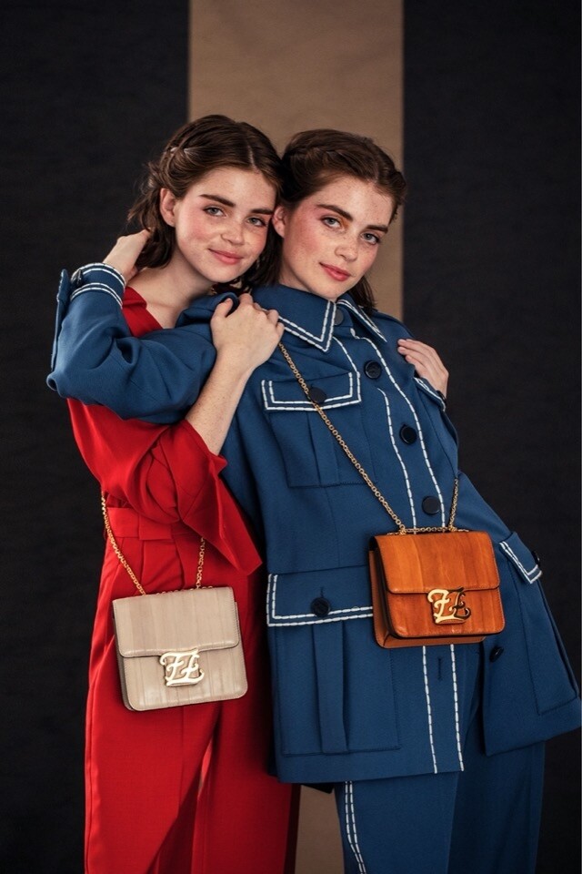 早前 Fendi 更邀請了雙胞胎姊妹兼時尚達人Molly 和 Reese Blutstein 演繹新系列手袋。