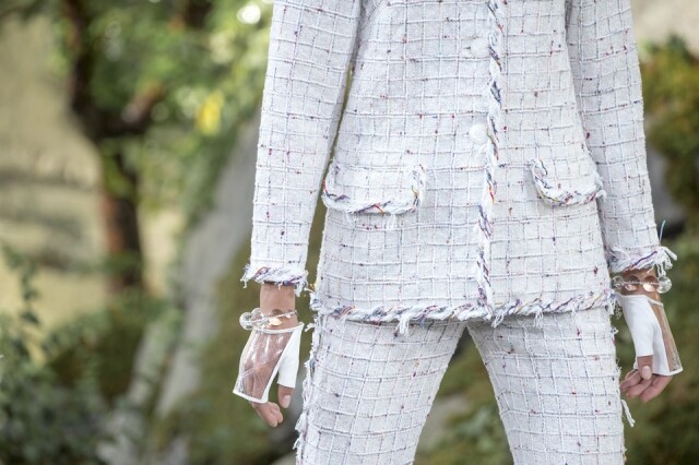 9. 為甚麼 Chanel 的 tweed jacket 袖口是短短的而且有鈕扣？