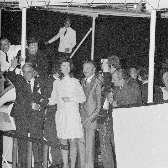 迷你裙風靡 60 年代，甘迺迪夫人 Jackie Kennedy 在 1968 年與第二任丈夫 Aristotle Onassis 結婚時，便身穿 Valentino 白色百褶短裙當作婚紗。
