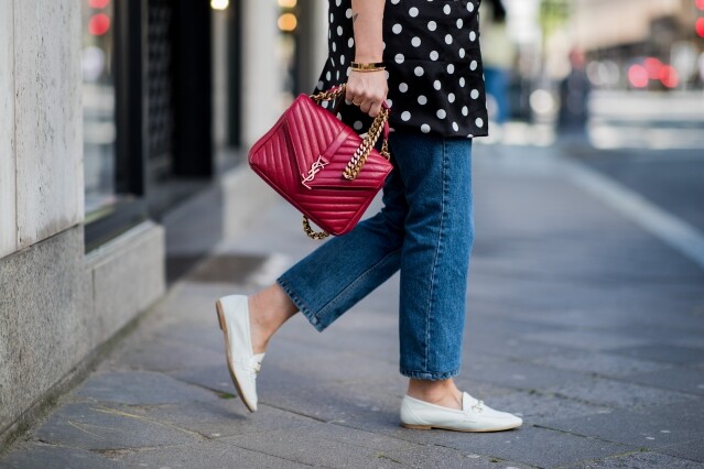 啟發自男裝的 loafers 以舒適度及時尚感見稱，對於經常要忙來趕去，穿 smart casual 的女生，loafers 是兩全其美的恩物。
