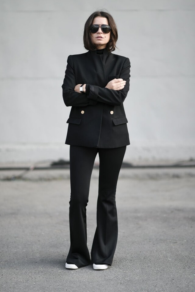 黑色西裝褸配襯黑色西褲，total look 著零難度零差錯。