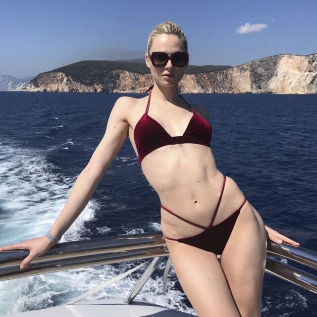 澳洲變性超模 Andreja Pejic 以 紅色 Strappy Bottoms 的細帶設計，為自己塑造出曲線有致的身材，而棗紅色的選擇亦則令她白皙的肌膚色更突出。