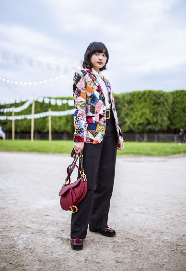 陳漢娜 Hanna Chan 都是 Dior Saddle Bag 的支持者，深紅色設計更易配襯。