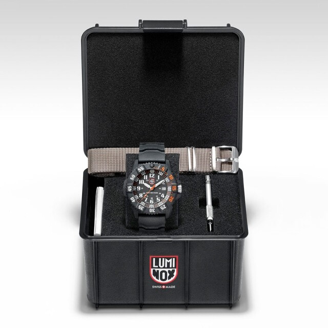 這款腕錶輕巧卻堅固耐用，並加入專利的 Carbonox+ 錶殼。最大的特點的防水深刻達 300 米