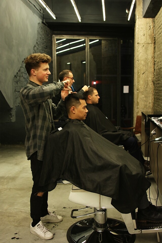 Selvedge Barbers 提供理髮和剃鬚服務 Selvedge Barbers 提供理髮和剃鬚服務