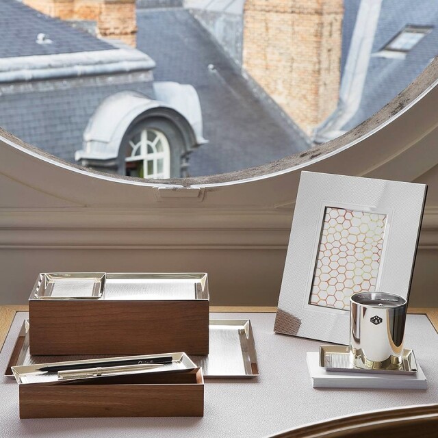 Madison 6 文儀用品系列的辦公桌配件以六角形圖案為設計靈感。