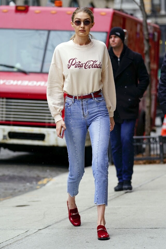 長袖 tee 加牛仔褲，襯上平底 loafer 鞋，已可以營造有個性的造型，Gigi Hadid 都愛這樣穿。