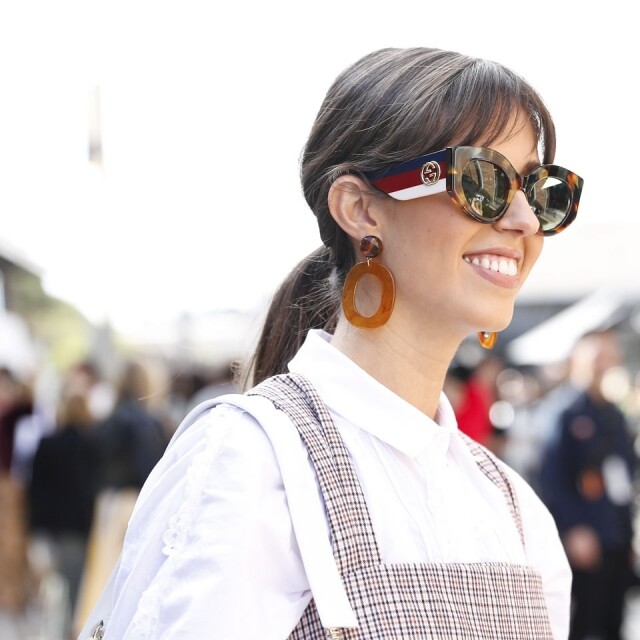 近幾季，Gucci 都推出了浮誇至極的太陽眼鏡設計，鏡臂上的設計，足以掩蓋素顏，不化妝都不用擔心。