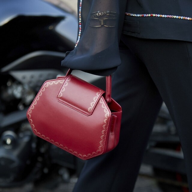 Cartier Guirlande de Cartier 系列手袋以柔軟小牛皮精製,俐落的八邊形線條綴以金色飾邊,靈感來自卡地亞珠寶盒 Cartier Guirlande de Cartier 系列手袋以柔軟小牛皮精製,俐落的八邊形線條綴以金色飾邊,靈感來自卡地亞珠寶盒