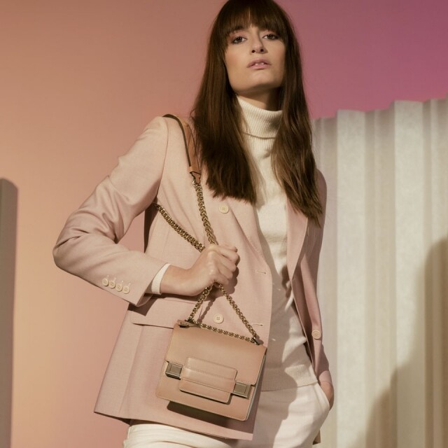 巴黎 Nouvelle Vague 歌手 Clara Luciani 都愛上了 Madame 手袋的百變,經典而又可打破框框,塑造個人風格。 巴黎 Nouvelle Vague 歌手 Clara Luciani 都愛上了 Madame 手袋的百變,經典而又可打破框框,塑造個人風格。