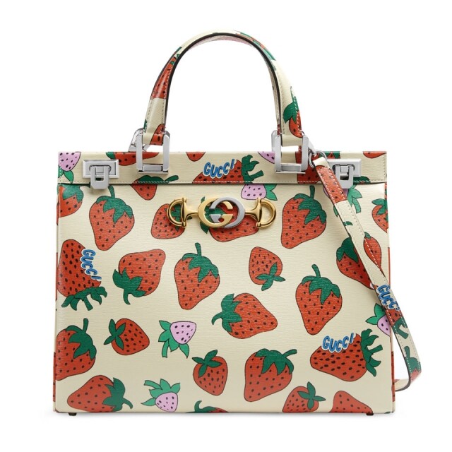 Gucci Zumi 手袋具備大 size,及士多啤梨圖案,古典而具玩味。 Gucci Zumi 手袋具備大 size,及士多啤梨圖案,古典而具玩味。