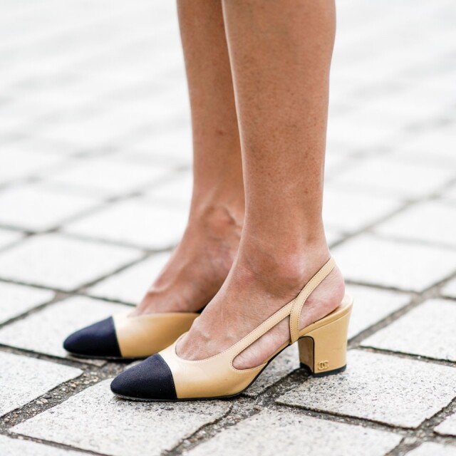 談到 Slingback 後綁帶高跟鞋,不能不提 Chanel Two Tone 系列的後綁帶高跟鞋,早於 50 年代時推出,改變了時裝界,成為了優雅知性的高跟鞋代表,直到 2015 年 Karl Lagerfeld 再次推出 Chanel Two Tone 系列高跟鞋,至今仍是 Chanel 熱賣的鞋履款式。 談到 Slingback 後綁帶高跟鞋,不能不提 Chanel Two Tone 系列的後綁帶高跟鞋,早於 50 年代時推出,改變了時裝界,成為了優雅知性的高跟鞋代表,直到 2015 年 Karl Lagerfeld 再次推出 Chanel Two Tone 系列高跟鞋,至今仍是 Chanel 熱賣的鞋履款式。