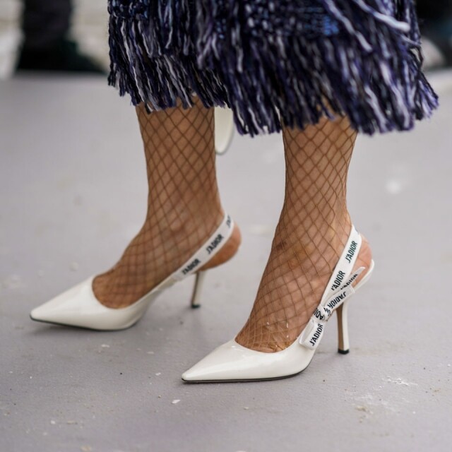 近幾季最大熱的 Slingback 後綁帶高跟鞋必是 Maria Grazia Chiuri 加入 Dior 後，首度推出的 Dior J’adior Slingback 後綁帶高跟鞋設計，尖頭設計綴入蝴蝶結細節位，成功俘虜了不少女士們的歡心。
