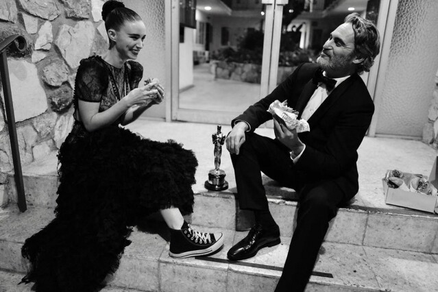 奧斯卡影帝 Joaquin Phoenix 的未婚妻 Rooney Mara 以 Converse 黑色帆布鞋配搭晚裝裙