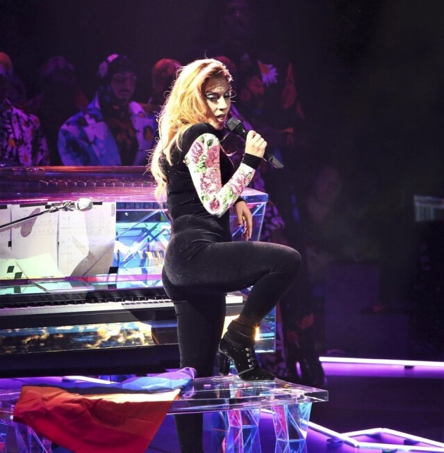 Lady Gaga 在世界巡迴演出中穿著 Giuseppe Zanotti