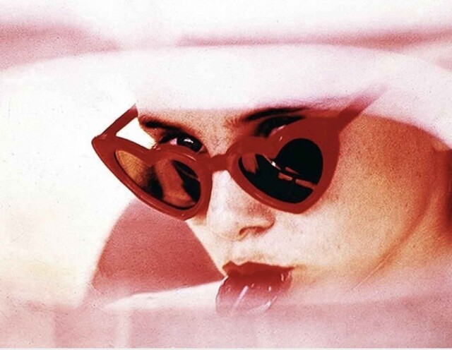 Lo Haze：紅色心型太陽眼鏡