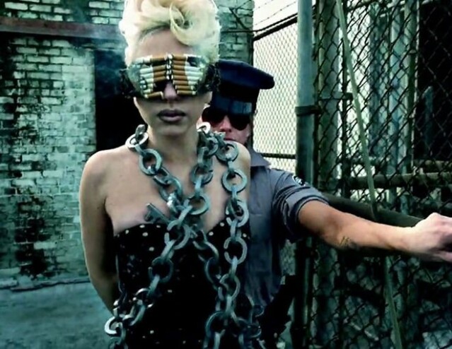 Lady Gaga：香煙眼鏡