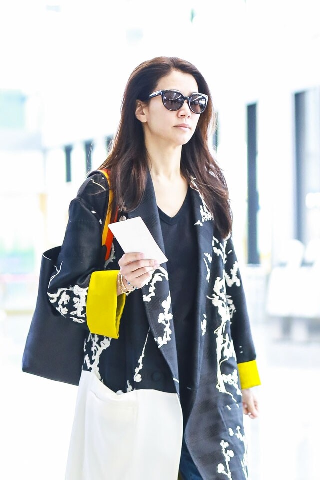 平日 off duty 時,袁詠儀愛用的 Hermes 手袋還有 Licol Hermes 設計,水桶型手袋 平日 off duty 時,袁詠儀愛用的 Hermes 手袋還有 Licol Hermes 設計,水桶型手袋
