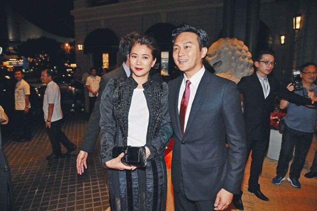 而另一款 Hermes 手提包深得她歡心的是 Hermes Medor Clutch,硬朗的造型配上金屬扣 而另一款 Hermes 手提包深得她歡心的是 Hermes Medor Clutch,硬朗的造型配上金屬扣
