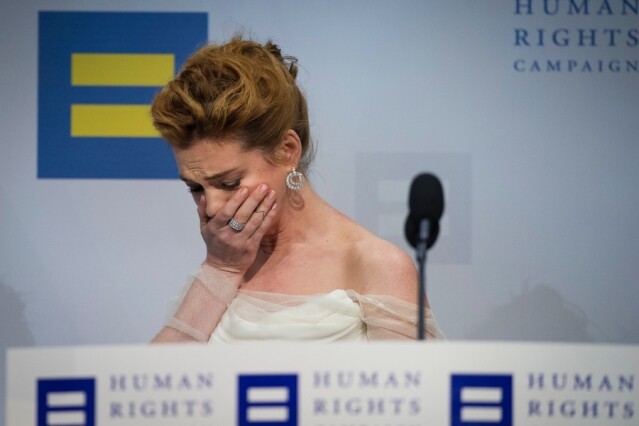 多次力挺 LGBT Anne Hathaway 優雅白紗晚裝領平權獎 多次力挺 LGBT Anne Hathaway 優雅白紗晚裝領平權獎