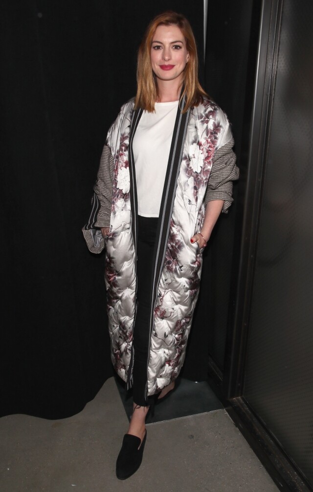 Anne Hathaway 獲邀出席欣賞 BOSIDENG 於 New York Fashion Week 的時裝騷，她選了品牌的花紋圖案薄羽絨長外套配襯素淨的穿搭。