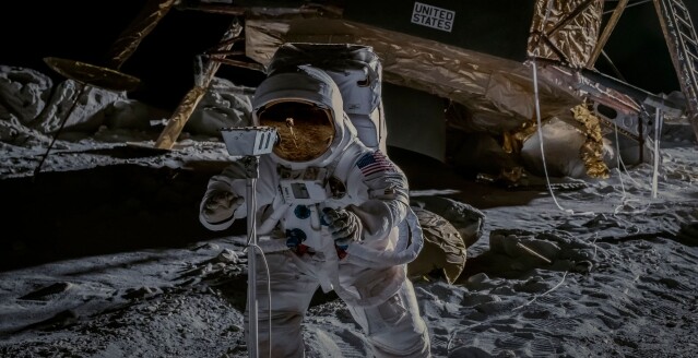 《太空驕子》(For All Mankind)與《重見光明》同樣建基於改變世界的想像,但《太空驕子》就了建基於60年代太空競賽的想像。如果太空競賽從未停止會是怎樣?劇集改寫了真實的歷史,改成當年登上月球的第一人並非美國人岩士唐,而是一名蘇聯太空人 Alexei Leonov,從此令世界改變,單就設定看也十分有趣,不過節奏明顯就不及以上兩部作品明快,是需要細心慢讀的作品。 《太空驕子》(For All Mankind)與《重見光明》同樣建基於改變世界的想像,但《太空驕子》就了建基於60年代太空競賽的想像。如果太空競賽從未停止會是怎樣?劇集改寫了真實的歷史,改成當年登上月球的第一人並非美國人岩士唐,而是一名蘇聯太空人 Alexei Leonov,從此令世界改變,單就設定看也十分有趣,不過節奏明顯就不及以上兩部作品明快,是需要細心慢讀的作品。