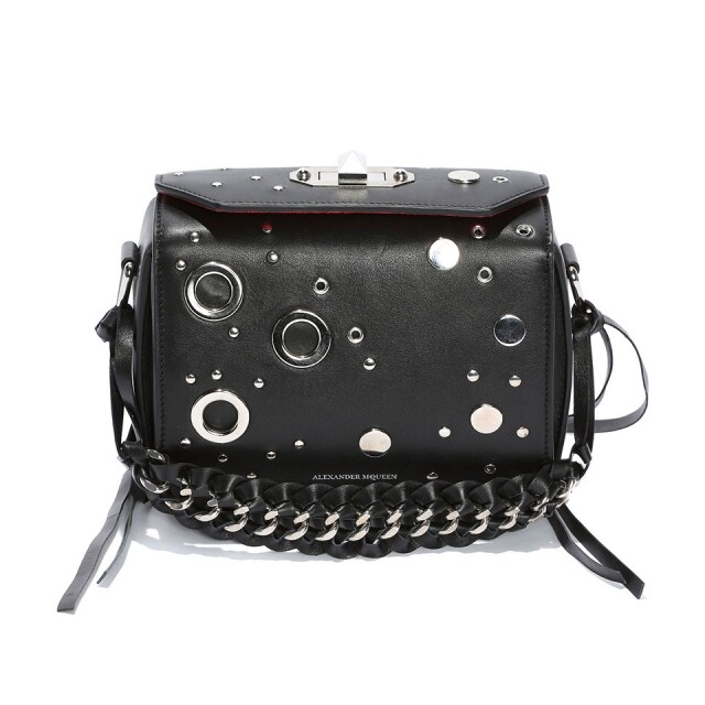 Alexander McQueen Box bag 系列是近期品牌的傑作，chain bag 設計，實用的間隔，內外兼備，易於配襯