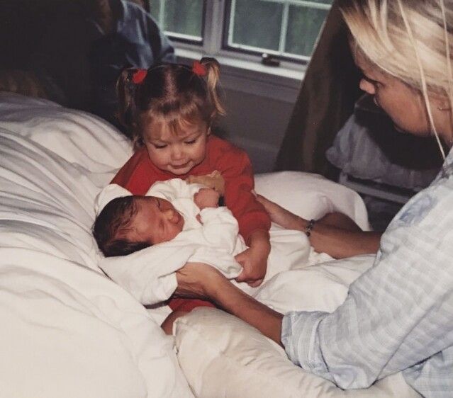 胞姊 Gigi Hadid 在 Bella 的 21 歲生日前夕在 Instagram 貼了一張 Bella 剛出生時的照片