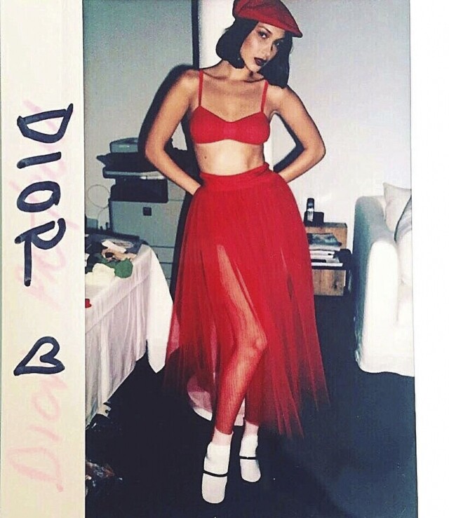 Bella Hadid 的 Dior 紅色紗裙極具女人味，性感撩人。