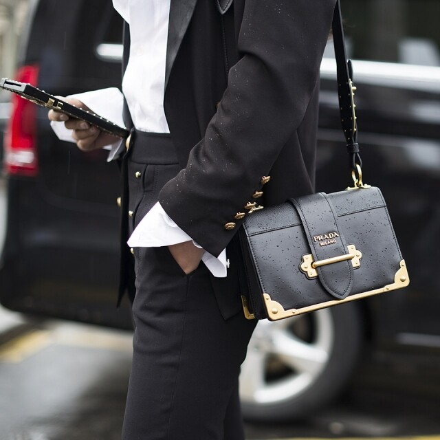 Prada Cahier Bag 提到 Prada ，大家或許會她的服裝設有更深刻印象。自上季 Prada 推出 Cahier 系列後，方型的小巧設計，加上金屬飾邊，令款式有著不樣的古典氣息，側揹設計更是易於配襯型格造型。