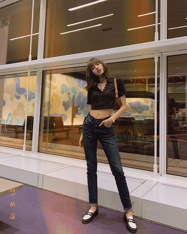 女團 BlackPink 就是時尚界新寵兒!拆解「人間芭比」Lisa 的獨特穿衣風格 女團 BlackPink 就是時尚界新寵兒!拆解「人間芭比」Lisa 的獨特穿衣風格