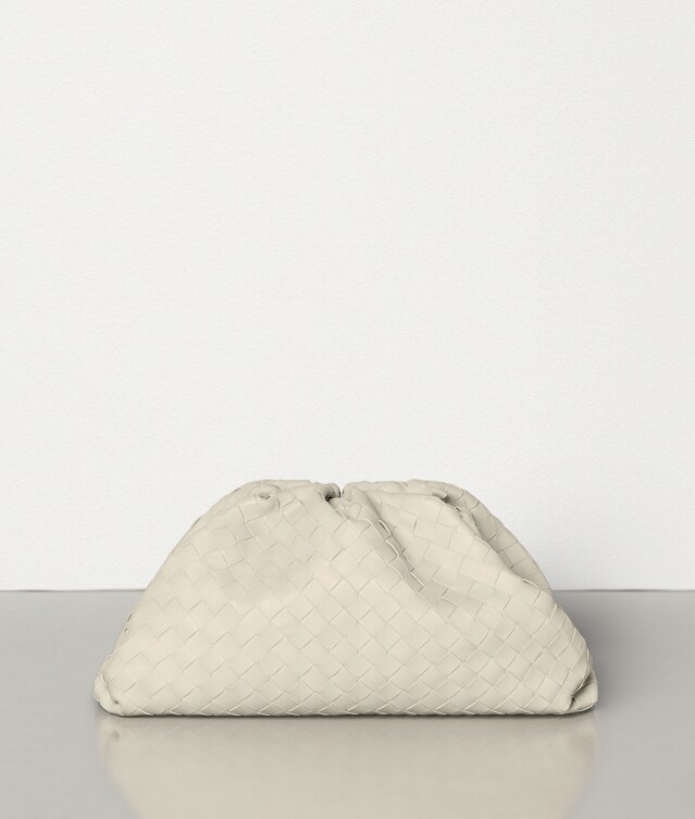 The Pouch 手袋以柔軟皮革包裹堅硬框架,以磁石扣為開合 The Pouch 手袋以柔軟皮革包裹堅硬框架,以磁石扣為開合