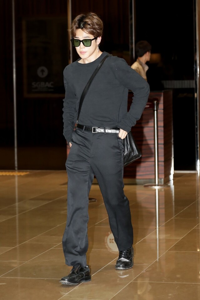 Jimin 朴智旻 Park Ji-min 以 plain 衣飾包括淨色長袖 tee、西褲、皮帶、大皮包及皮鞋示人
