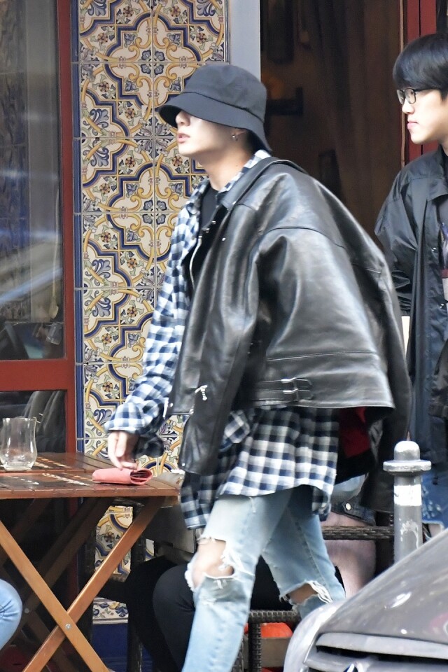 Jungkook 田柾國 Jeon Jung-kook 以淨色 tee、oversized 格仔衫、電單車皮褸及破洞牛仔褲示人