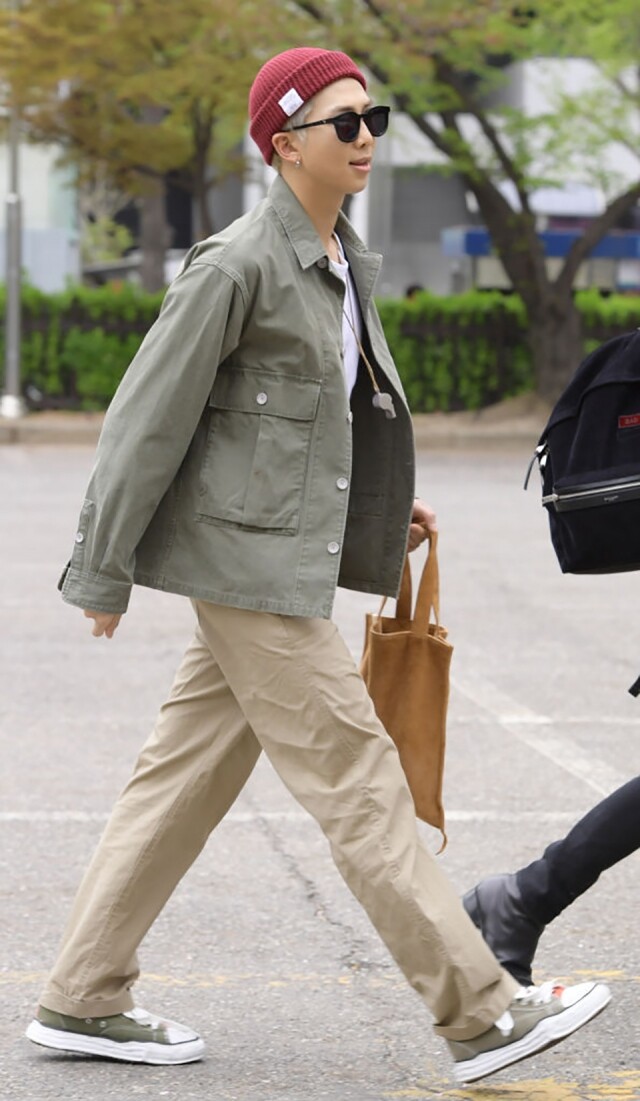 RM 金南俊 Kim Nam-joon 以大地色薄身軍褸、冷帽、chino pants 及軍綠色布鞋示人