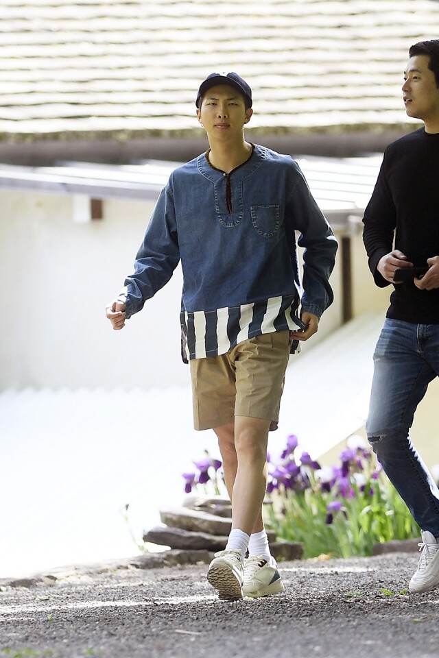 RM 金南俊 Kim Nam-joon 以充滿特色的拼布牛仔衫襯上杏色短褲加波鞋