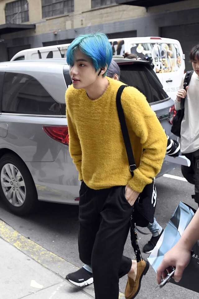 V 金泰亨（Gam Tai-hang）彩藍頭髮襯芥末黃上衣加上 Chanel logo 斜孭袋作點綴