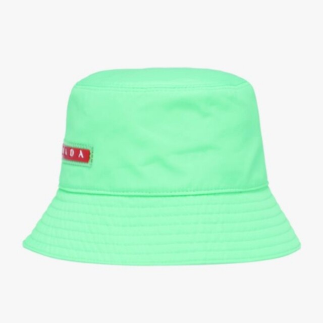 挑選漁夫帽時，不妨選擇一些較搶眼的款式，例如圖中的 Prada 螢光綠色漁夫帽，讓它成為造型的焦點。