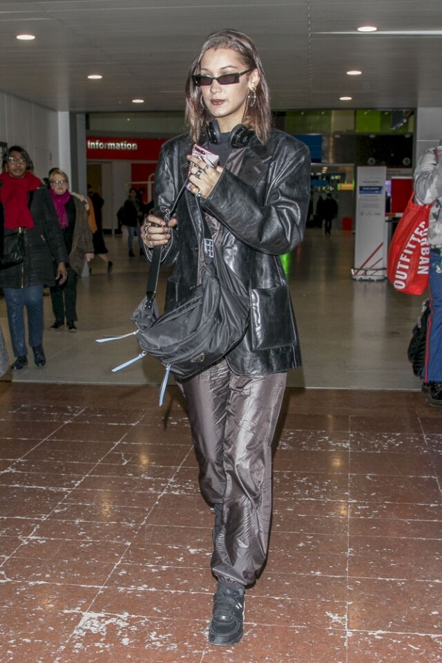 名模 Bella Hadid 一身沉實休閒的機場時尚造型，就以大號的尼龍手袋作配搭。