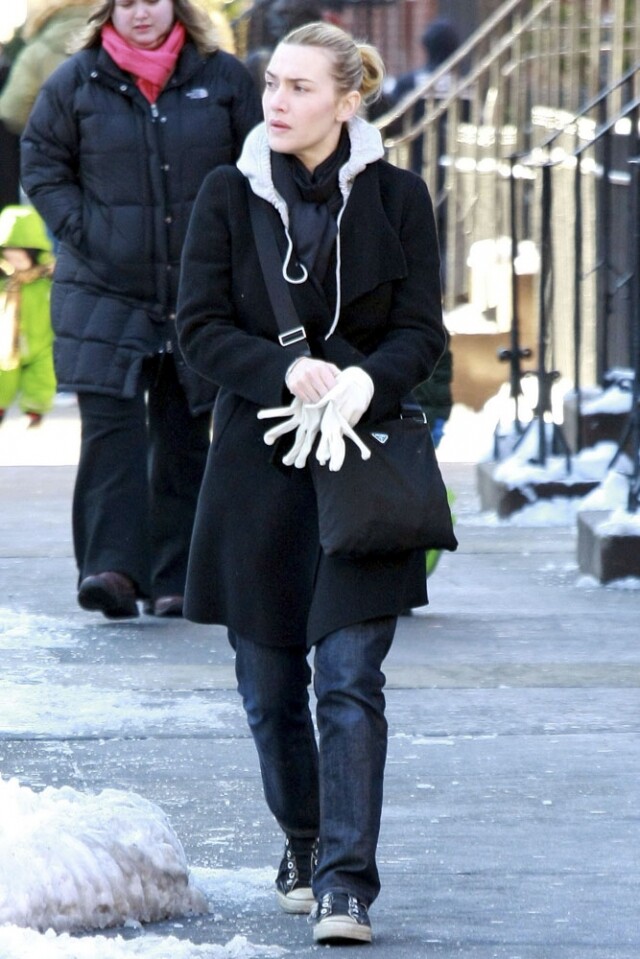 Kate Winslet 被拍到於街上閒逛時，正用上 Prada 尼龍斜揹手袋