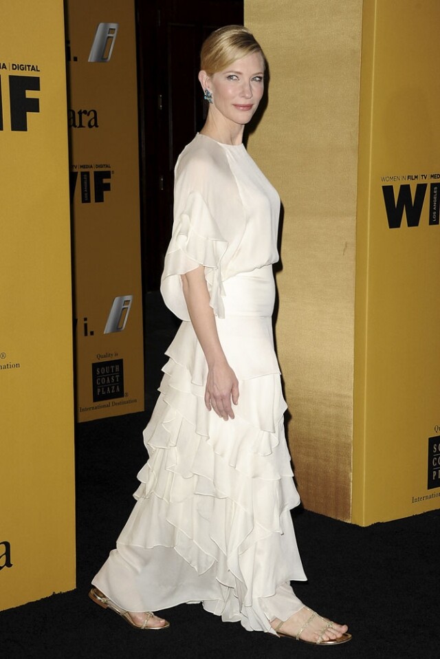 Cate Blanchett 以銀色平底鞋配搭白色禮服