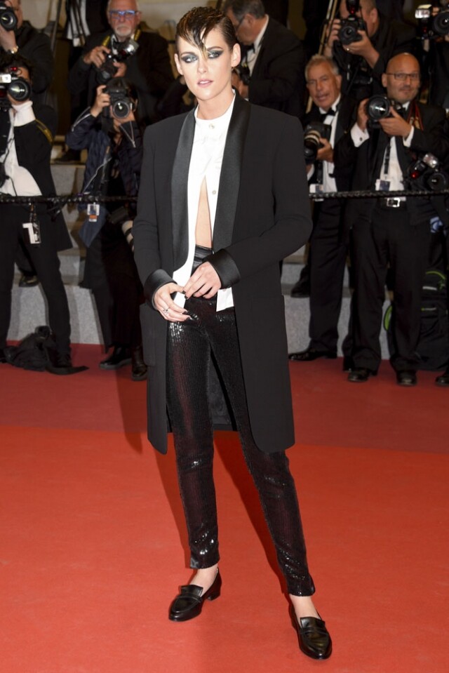 Kristen Stewart 型格的西裝造型，以一雙平底鞋來完成整個造型。