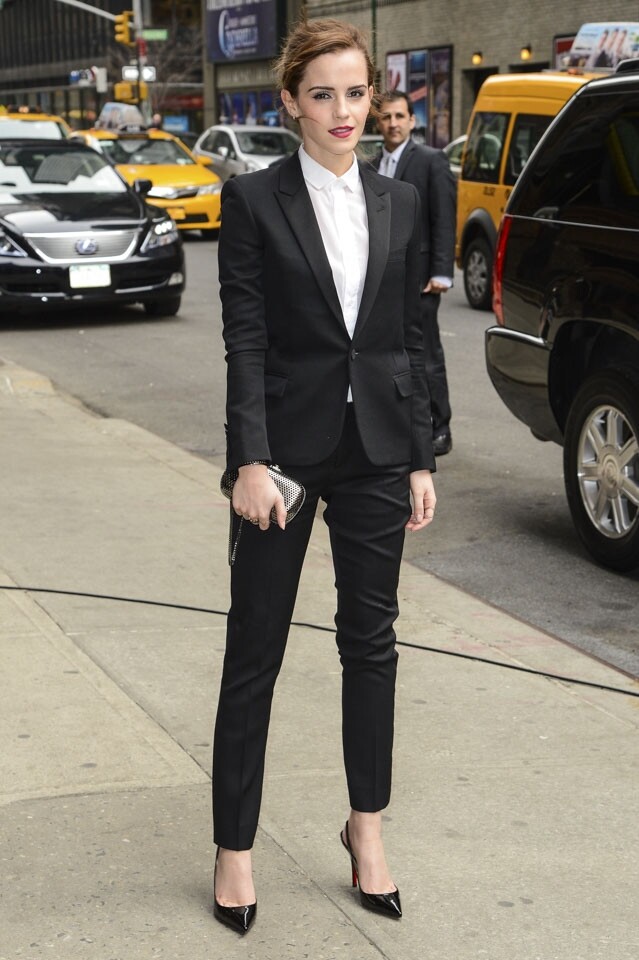 Emma Watson 曾經穿著一套黑色西裝配襯同色高跟鞋出席活動，不過西裝設計過分老正