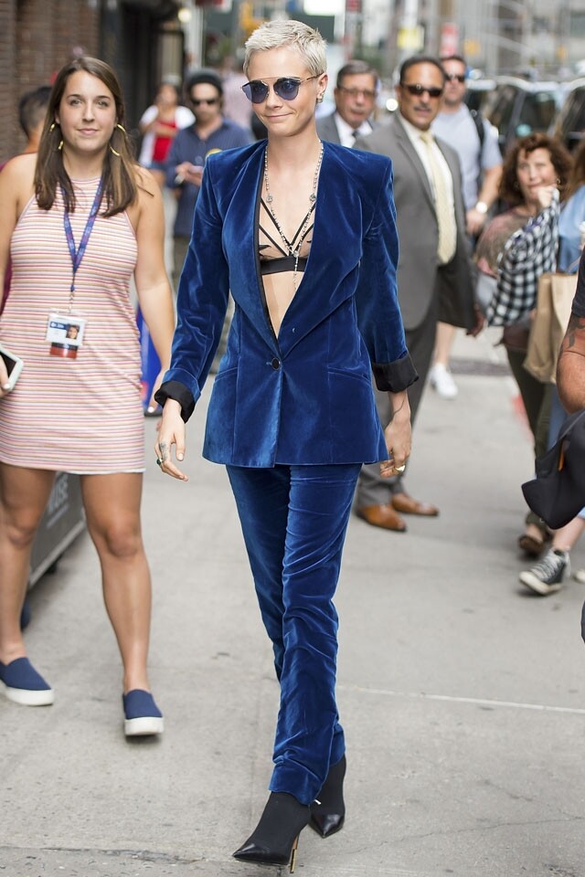 Cara Delevingne 穿了一套藍色絨面西裝