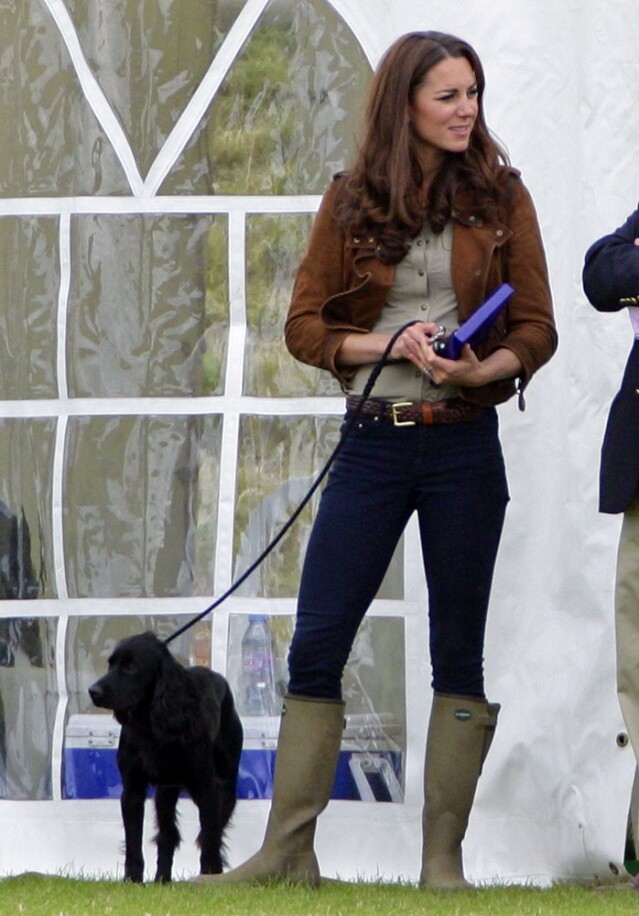 英國王妃 Kate Middleton 穿上有防水功能的長靴，配搭休閒的裝束。