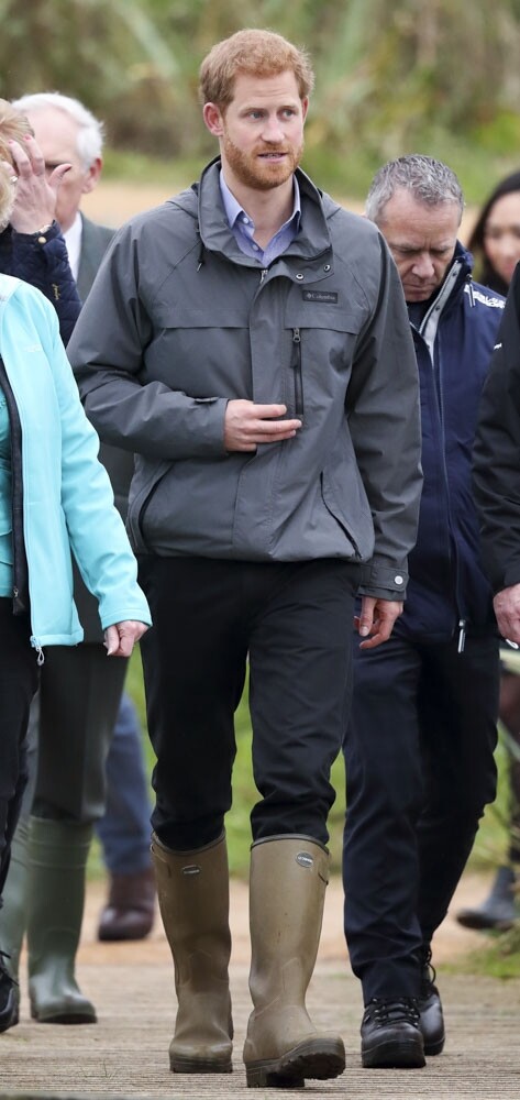 哈利王子參觀保育公園時，也穿起與王妃同款的雨靴現身。